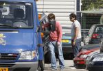 Amsterdam, 27 Juli 2007
Rick Brandsteder ging vandaag met zijn broer Robert Brandsteder en chauffeur Menno Kohler de auto van zijn moeder ophalen die hij afgelopen week met drank op in elkaar had gereden.
Na een nachtje cel mocht hij weer naar huis.
Foto Peter Smulders BV