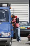 Amsterdam, 27 Juli 2007
Rick Brandsteder ging vandaag met zijn broer Robert Brandsteder en chauffeur Menno Kohler de auto van zijn moeder ophalen die hij afgelopen week met drank op in elkaar had gereden.
Na een nachtje cel mocht hij weer naar huis.
Foto Peter Smulders BV