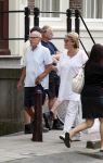 Amsterdam 6 augustus 2007
Rijk de Gooyer en zijn vriendin Nel wandelen door Amsterdam.