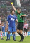 Eindhoven, 25 Augustus 2007 Eerste thuiswedstrijd Seizoen 2007/2008 PSV-NEC, eindstand 5-0
Scheidsrechter Theo v Egmond trekt een gele kaart voor Peter Wisgerhof