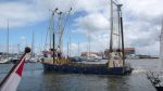Vissersboot Urk met vrouwelijke medewerkster