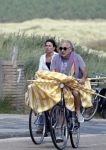 Bergen aan Zee 31 juli 2007
Youp van t Hek en zjn vrouw Debbie Petter op het strand.
Peter Smulders bv