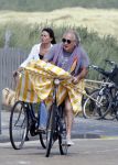 Bergen aan Zee 31 juli 2007
Youp van t Hek en zjn vrouw Debbie Petter op het strand.
Peter Smulders bv