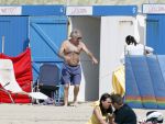 Bergen aan Zee 31 juli 2007
Youp van t Hek en zjn vrouw Debbie Petter op het strand.
Peter Smulders bv