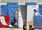 Bergen aan Zee 31 juli 2007
Youp van t Hek en zjn vrouw Debbie Petter op het strand.
Peter Smulders bv