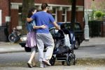 Amsterdam 14 juli 2009
Arne Toonen en zijn vrouw Birgit Schuurman achter de kinderwagen met daarin hun 2 weken oude baby.
Peter Smulders bv