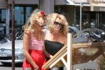 Cannes, 18 Juli 2009
Patricia Paay met haar dochter Christina Curry shoppend, wandelend en tijdens de lunch.
Foto Peter Smulders BV