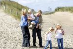 Wassenaar 20 juli 2009
Fotouurtje met Prins Willem Alexander, Prinses Maxima, Prinses Amalia, Prinses Alexia en Prinses Ariane op het strand van Wassenaar
