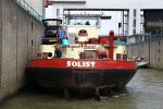 Binnenvaartschip Solist , de kapitein heeft net boodschappen gedaan bij de AH ( Albert Heijn )
Foto Peter Smulders BV