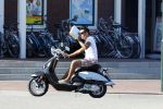 Volendam 23 juli 2010
Jan Smit op scooter in volendam.
Peter Smulders bv