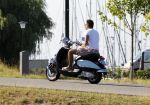 Volendam 23 juli 2010
Jan Smit op scooter in volendam.
Peter Smulders bv