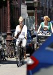Amsterdam 10 juli 2010
Jennifer Hoffman bij haar huis en op de fiets.
Peter Smulders bv