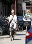 Amsterdam 10 juli 2010
Jennifer Hoffman bij haar huis en op de fiets.
Peter Smulders bv