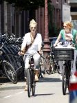 Amsterdam 10 juli 2010
Jennifer Hoffman bij haar huis en op de fiets.
Peter Smulders bv