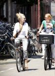 Amsterdam 10 juli 2010
Jennifer Hoffman bij haar huis en op de fiets.
Peter Smulders bv