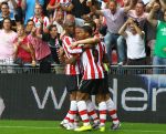 Eindhoven, 22 Augustus 2010 Kompetitiewedstrijd PSV-AZ , eindstand 3-1
Seizoen 2010/2011
Jeremain Lens wordt gefeliciteerd door Atiba Hutchinson en Balazs Dzsudzsak
Foto Junior Smulders