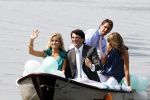 Amstelveen 26 juni 2010
Xander en Sophie de Buisonje trouwen voor de wet. Ze arriveren met een bootje bij het restaurant.
Peter Smulders bv