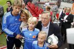 Amsterdam 3 augustus 2011
Afscheidswedstrijd Edwin v d Sar in Arena . Edwin met zijn vrouw Annemarie en kinderen Joe en Lynn
Peter Smulders bv