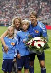 Amsterdam 3 augustus 2011
Afscheidswedstrijd Edwin v d Sar in Arena . Edwin met zijn vrouw Annemarie en kinderen Joe en Lynn
Peter Smulders bv