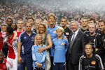 Amsterdam 3 augustus 2011
Afscheidswedstrijd Edwin v d Sar in Arena . Edwin met zijn vrouw Annemarie en kinderen Joe en Lynn
Peter Smulders bv