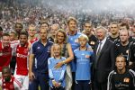 Amsterdam 3 augustus 2011
Afscheidswedstrijd Edwin v d Sar in Arena . Edwin met zijn vrouw Annemarie en kinderen Joe en Lynn
Peter Smulders bv