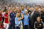 Amsterdam 3 augustus 2011
Afscheidswedstrijd Edwin v d Sar in Arena . Edwin met zijn vrouw Annemarie en kinderen Joe en Lynn
Peter Smulders bv