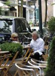 Amsterdam 11 juli 2011
Hans en Connie Breukhoven eten broodje op de cornelis schuytstraat.
Peter Smulders bv