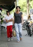 Amsterdam 12 juli 2011
Isa Hoes met zoon Merlijn op de cornelis schuytstraat.
Peter Smulders bv