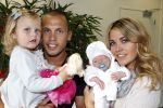 Schiphol Oost 6 juli 2011
John en Charlotte Sophie Heitinga landen op schiphol oost met hun  dochter Jezebel en pas geboren baby zoontje Lennon.
Peter Smulders bv
