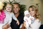 Schiphol Oost 6 juli 2011
John en Charlotte Sophie Heitinga landen op schiphol oost met hun  dochter Jezebel en pas geboren baby zoontje Lennon.
Peter Smulders bv
