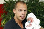 Schiphol Oost 6 juli 2011
John en Charlotte Sophie Heitinga landen op schiphol oost met hun  dochter Jezebel en pas geboren baby zoontje Lennon.
Peter Smulders bv