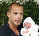 Schiphol Oost 6 juli 2011
John en Charlotte Sophie Heitinga landen op schiphol oost met hun  dochter Jezebel en pas geboren baby zoontje Lennon.
Peter Smulders bv