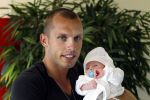 Schiphol Oost 6 juli 2011
John en Charlotte Sophie Heitinga landen op schiphol oost met hun  dochter Jezebel en pas geboren baby zoontje Lennon.
Peter Smulders bv