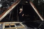 Leende Strijp 29 September 1990 Marie Cecile Moerdijk bij haar uitgebrande boerderij