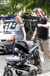 Amsterdam 4 augustus 2011
Medina Schuurman met man en kind aan het wandelen.
Peter Smulders bv