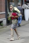 Amsterdam, 19 Augustus 2011
Nikki Plessen met een bos bloemen
Foto Peter Smulders BV