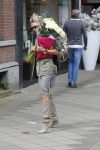 Amsterdam, 19 Augustus 2011
Nikki Plessen met een bos bloemen
Foto Peter Smulders BV