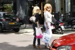 Amsterdam, 19 Augustus 2011
Patricia Paay winkelend met haar zus Yvonne Keely
Foto Peter Smulders BV