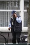 Amsterdam, 19 Juli 2011
Piet Romer msamen met zijn vrouw en hulp voor zijn huis
druk bellend.
Foto Peter Smulders BV