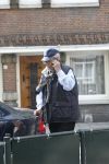 Amsterdam, 19 Juli 2011
Piet Romer msamen met zijn vrouw en hulp voor zijn huis
druk bellend.
Foto Peter Smulders BV