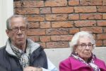 Amsterdam, 19 Juli 2011
Piet Romer msamen met zijn vrouw en hulp voor zijn huis
druk bellend.
Foto Peter Smulders BV