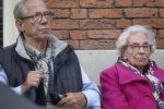 Amsterdam, 19 Juli 2011
Piet Romer msamen met zijn vrouw en hulp voor zijn huis
druk bellend.
Foto Peter Smulders BV