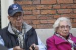 Amsterdam, 19 Juli 2011
Piet Romer msamen met zijn vrouw en hulp voor zijn huis
druk bellend.
Foto Peter Smulders BV