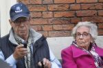 Amsterdam, 19 Juli 2011
Piet Romer msamen met zijn vrouw en hulp voor zijn huis
druk bellend.
Foto Peter Smulders BV