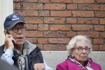 Amsterdam, 19 Juli 2011
Piet Romer msamen met zijn vrouw en hulp voor zijn huis
druk bellend.
Foto Peter Smulders BV