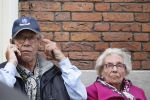 Amsterdam, 19 Juli 2011
Piet Romer msamen met zijn vrouw en hulp voor zijn huis
druk bellend.
Foto Peter Smulders BV