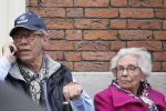 Amsterdam, 19 Juli 2011
Piet Romer msamen met zijn vrouw en hulp voor zijn huis
druk bellend.
Foto Peter Smulders BV