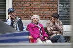 Amsterdam, 19 Juli 2011
Piet Romer msamen met zijn vrouw en hulp voor zijn huis
druk bellend.
Foto Peter Smulders BV