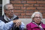 Amsterdam, 19 Juli 2011
Piet Romer msamen met zijn vrouw en hulp voor zijn huis
druk bellend.
Foto Peter Smulders BV