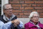 Amsterdam, 19 Juli 2011
Piet Romer msamen met zijn vrouw en hulp voor zijn huis
druk bellend.
Foto Peter Smulders BV